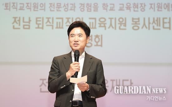 김대중 전남교육감이 ‘전남 퇴직 교직원 교육지원 봉사센터’ 구축 설명회에서 인사말을 전하고 있다.