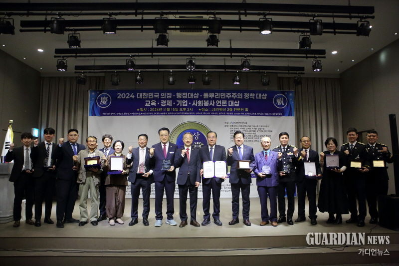 한국언론미디어그룹, 8주년 기념식 및 의정 행정대상 시상식 수상자 단체 사진