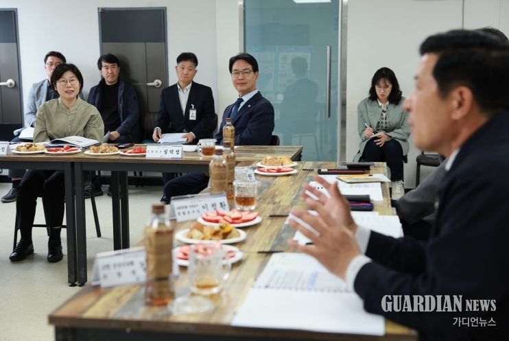 농번기 인력부족 문제에 대응하여 외국인 근로자 공급 현황 점검 현장사진(박수진 기획조정실장)