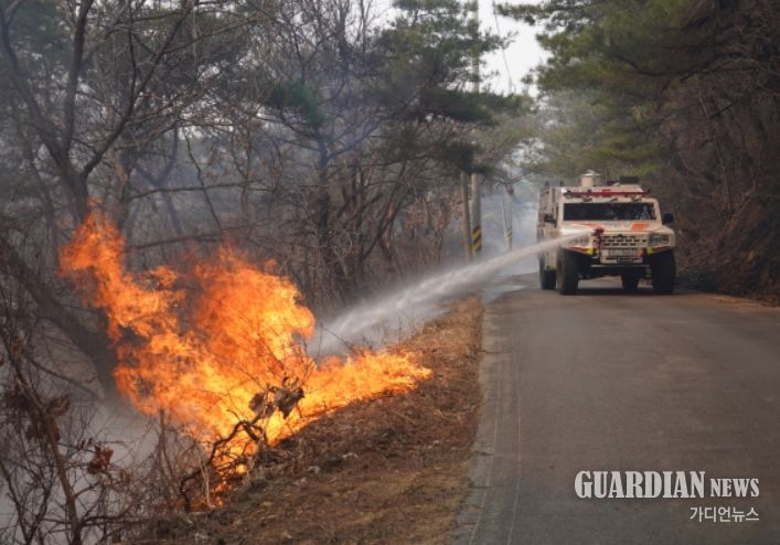다목적 산불진화차 산불진화 장면(의성 산불현장)