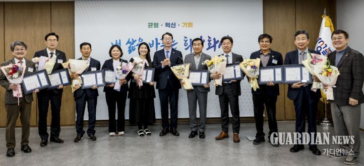 정명근 화성특례시장이 1일 시청 중앙회의실에서 관내 기업인에게 '더 일하기 좋은 화성 조성 유공' 표창을 수여하고 함께 기념촬영을 하고 있다.