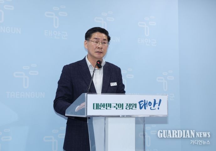 16일 군청 브리핑실에서 정례브리핑 중인 조상호 미래에너지과장