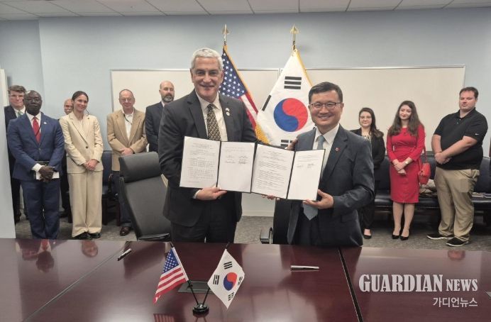 6일(현지시간), 미국 워싱턴 D.C. 미 국방부 전쟁포로·실종자 확인국(DPAA, Defense POW/MIA Accounting Agency)에서 이근원 국방부유해발굴감식단장과 켈리 맥케그(Kelly McKeague) 미 DPAA 국장이 개정된 이행약정(IA)에 서명을 끝내고 기념사진을 촬영하고 있다.