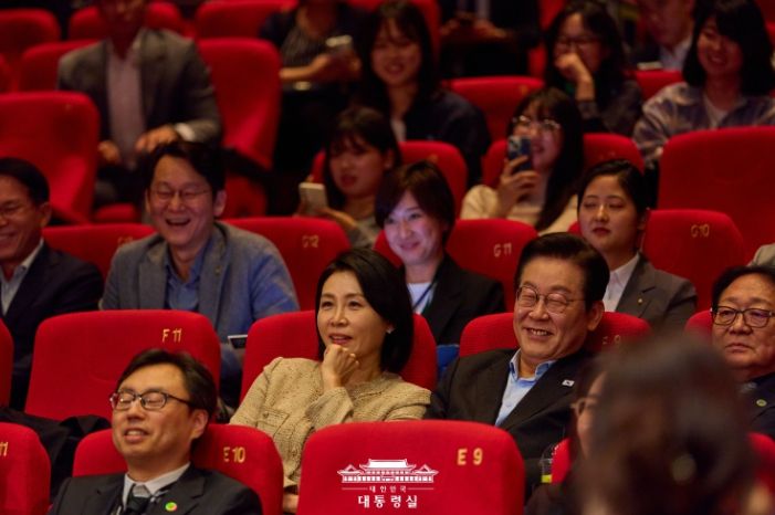 부산국제영화제 상영작 <극장의 시간들> 관람(대통령실)