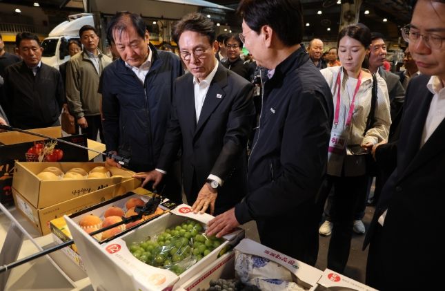 김민석 국무총리가 22일 추석 맞이 물가 현장점검을 위해 가락동 농수산물도매시장을 방문, 현장을 둘러보고 있다.(국무조정실)