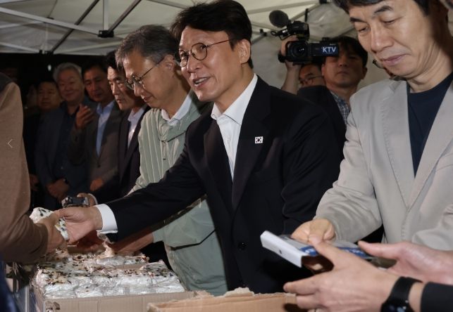 김민석 총리, 새벽인력시장 방문