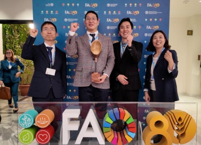 이탈리아 로마에서 열린 유엔식량농업기구(FAO) 80주년 기념행사에서 제2회 세계복원대회 우수사례 시상 받은 산림청 관계자들이 기념 촬영을 하고 있다.