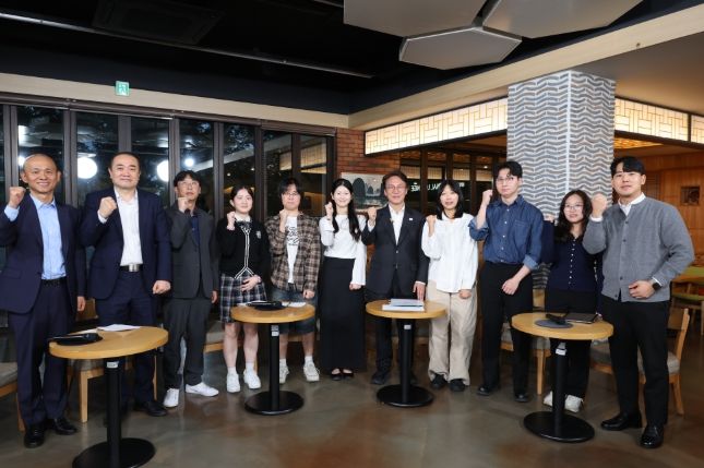 김민석 국무총리가 22일 대구 계명대학교 성서캠퍼스에서 열린 '미래대화 1·2·3 #청년일자리' 제4차 K-토론나라에서 청년들과 대화를 나누고 있다.