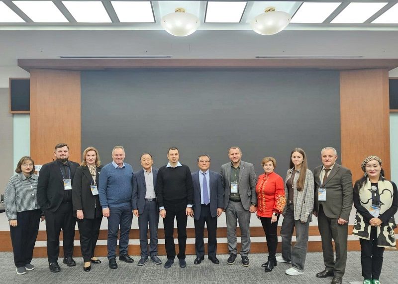 10월 28일 한국과 우크라이나 관계자들이 한국경제개발원 내에 설립된 글로벌지식협력단지를 방문해 한국 경제 발전사를 다룬 전시관을 방문하고 함께 기념촬영을 했다. 사진 맨 좌측에서 다섯번쨰는 KUNBA의 이사장 이양구 (전 우크리아니 대사)이며, 사진 맨 우측이 글로벌외교관포럼의 제나 정 (Dr.Zena Chung) 이사장이다.