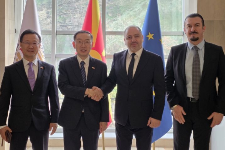 이명구 관세청장(왼쪽에서 두번째)이 16일(현지시간) 북마케도니아에서 ‘북마케도니아 위험관리·CDW 시스템 개통식’을 가진 뒤 기념 촬영하고 있다.