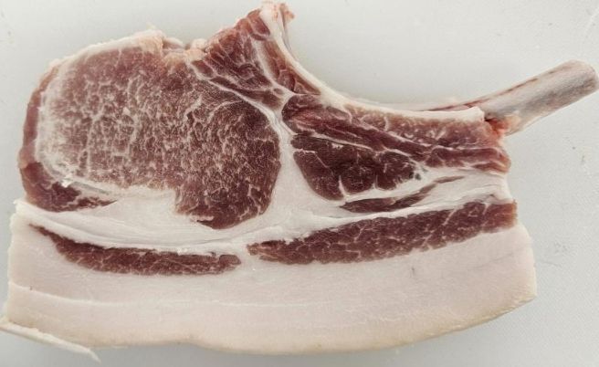 색이 붉은 돼지고기