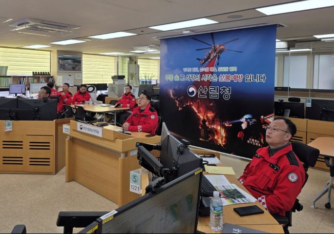 김인호 산림청장이 1월 10일 경상북도 의성군 산불과 관련해 회의를 주재하고 있다.